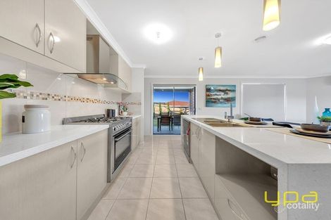 Property photo of 7 Kinkade Close Cranbourne East VIC 3977