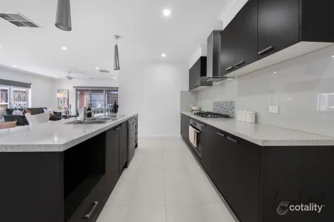 Property photo of 11 Playfields Place Wollert VIC 3750