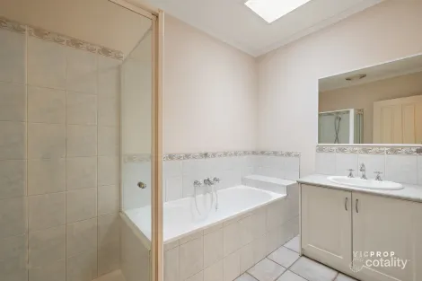 Property photo of 2/15-19 Laurie Road Doncaster East VIC 3109