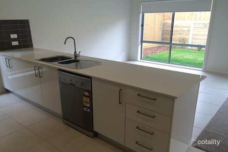 Property photo of 8 Woodright Circuit Cranbourne VIC 3977