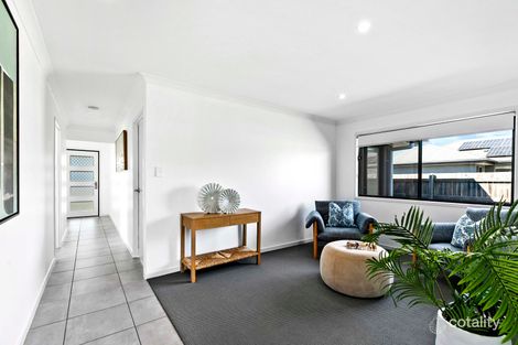 Property photo of 8 Bayside Close Point Vernon QLD 4655