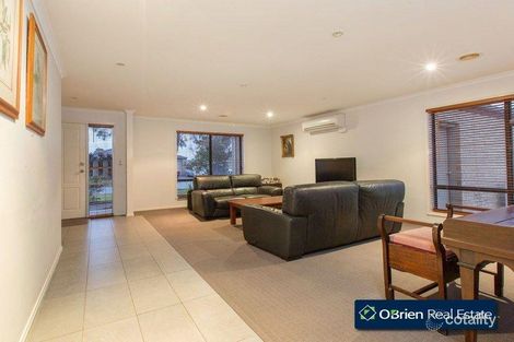 Property photo of 2 Tyrell Place Pakenham VIC 3810
