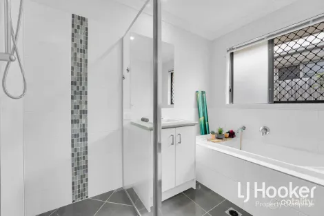 Property photo of 32 Hiddenvale Circuit Yarrabilba QLD 4207