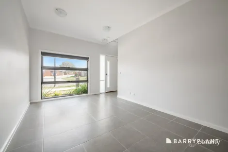 Property photo of 27 Onyx Crescent Officer VIC 3809