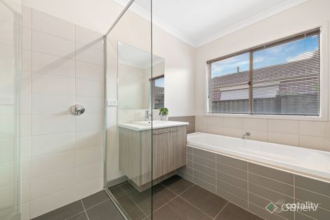 Property photo of 14 Superior Waters Pakenham VIC 3810