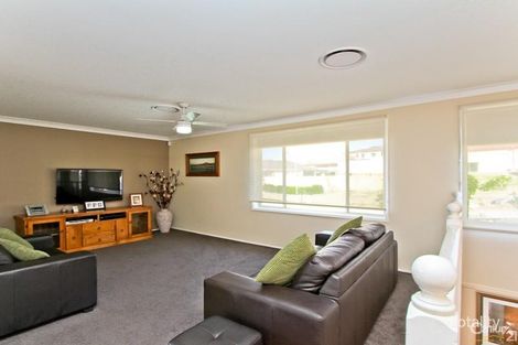 Property photo of 4 Hillview Crescent Macquarie Hills NSW 2285