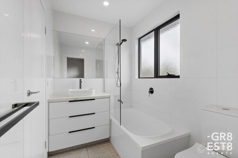 Property photo of 2/5 Broadwalk Grove Endeavour Hills VIC 3802