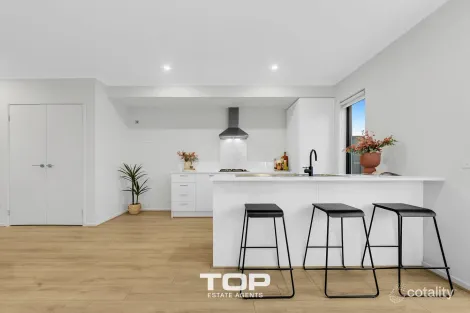 Property photo of 2 Bondi Walk Berwick VIC 3806