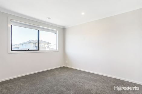 Property photo of 11 Lopes Walk Clyde North VIC 3978
