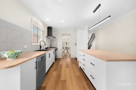 Property photo of 2/9 Dunlop Crescent Mill Park VIC 3082