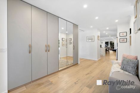 Property photo of 4 Earls Court Endeavour Hills VIC 3802