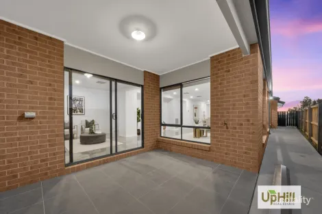 Property photo of 28 Carradale Road Clyde North VIC 3978