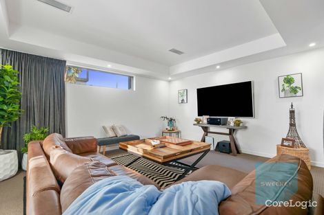 Property photo of 2 Boathouse Drive Caroline Springs VIC 3023