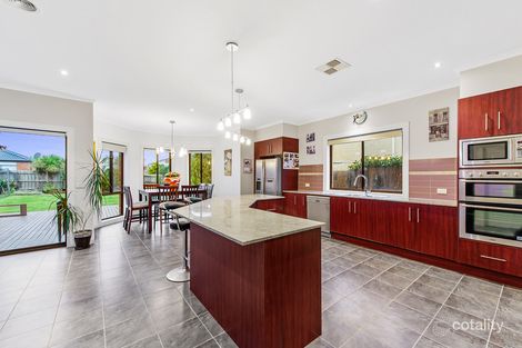 Property photo of 15 Illawarra Circuit Taylors Hill VIC 3037