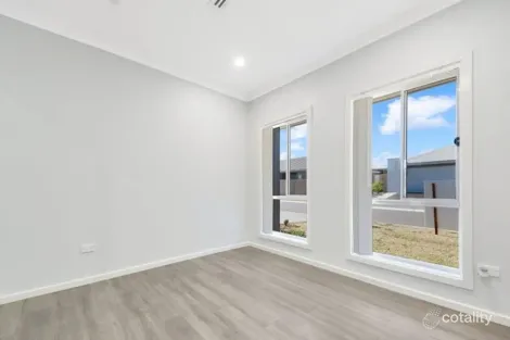 Property photo of 35 Rosecomb Road Spring Farm NSW 2570