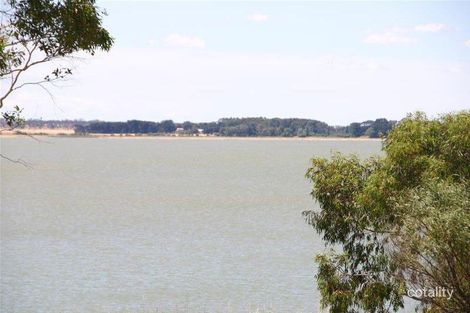 29 Frontage Rd, Lake Bolac, VIC 3351