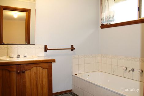 Property photo of 27 Walker Drive Drouin VIC 3818