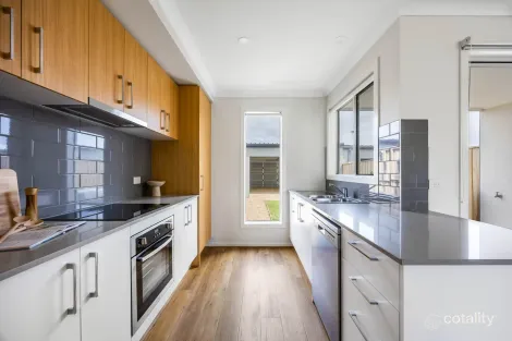 Property photo of 8 Clara Walk Gisborne VIC 3437