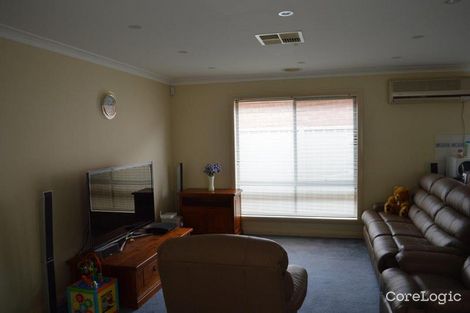 Property photo of 20 Willandra Loop Caroline Springs VIC 3023