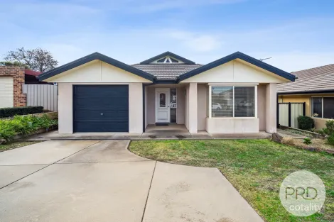 Property photo of 1/32 Avocet Drive Estella NSW 2650