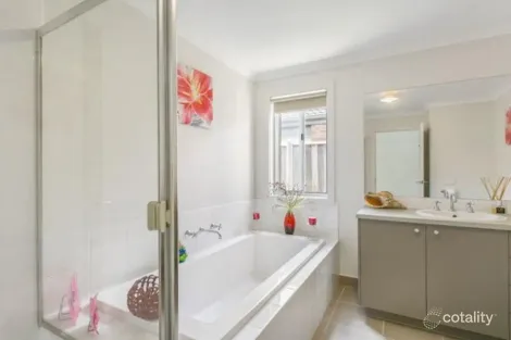 Property photo of 66 Silverwattle Drive Lyndhurst VIC 3975