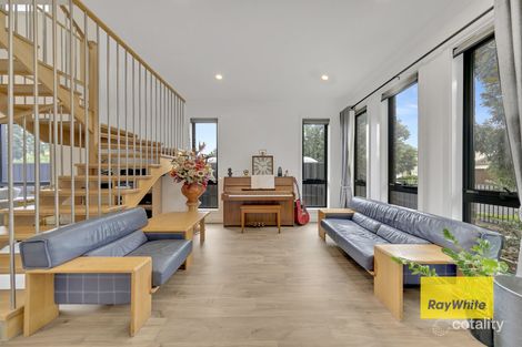 Property photo of 10 Tangelo Grove Mernda VIC 3754