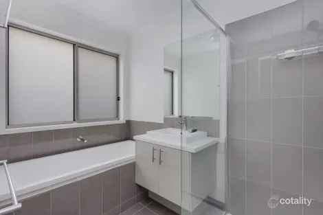 Property photo of 23 Clarcoll Crescent South Kangaroo Flat VIC 3555