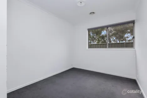 Property photo of 23 Clarcoll Crescent South Kangaroo Flat VIC 3555