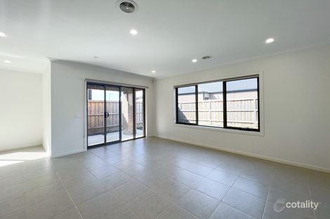 Property photo of 28 Dalziell Crescent Cranbourne North VIC 3977