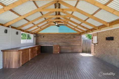 Property photo of 13 Daniher Close Berwick VIC 3806