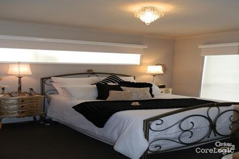 Property photo of 1/2-4 Bluehills Boulevard Pakenham VIC 3810