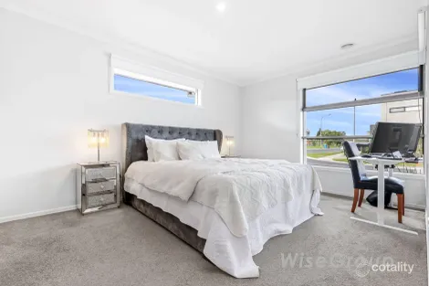 Property photo of 2 Warralily Avenue Clyde VIC 3978