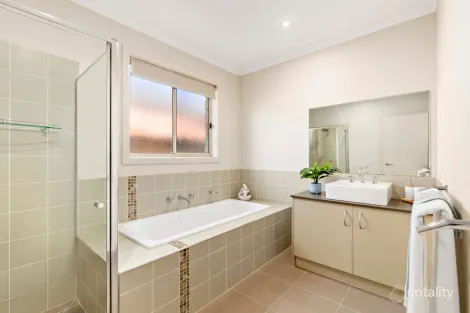 Property photo of 28 Horsley Crescent Doreen VIC 3754