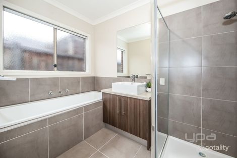 Property photo of 8 Dawkins Avenue Fraser Rise VIC 3336