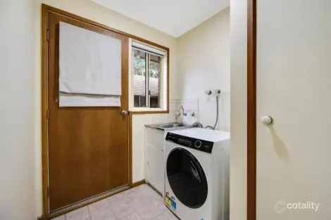 Property photo of 9 Yarcombe Crescent Craigieburn VIC 3064