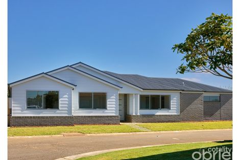 19 REES CL, DROUIN, VIC 3818