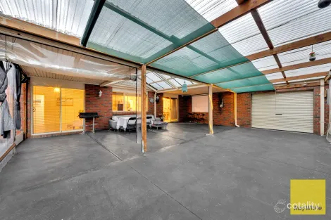 Property photo of 24 Thomas Carr Drive Tarneit VIC 3029