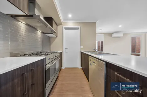 6 Hart Cres, Brookfield, VIC 3338