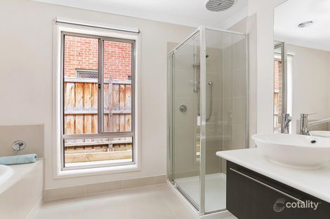 Property photo of 32 Elmswood Boulevard Keysborough VIC 3173