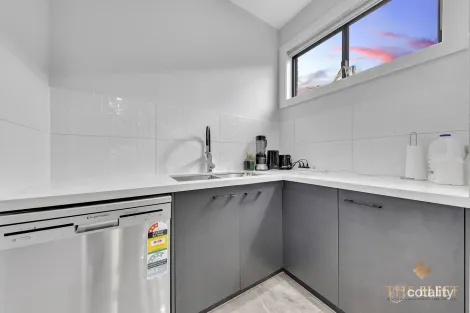 Property photo of 16 Bishopsgate Avenue Tarneit VIC 3029