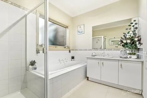 Property photo of 5 Benambra Close Pakenham VIC 3810