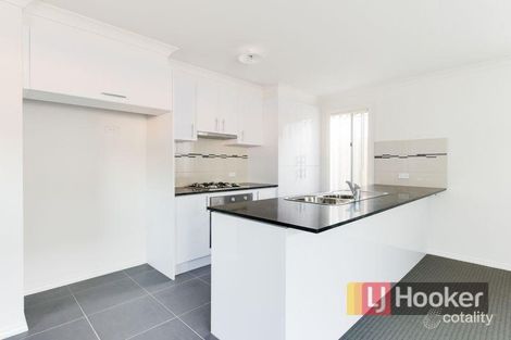 Property photo of 4/30 Sir Thomas Drive Pakenham VIC 3810