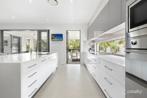 Property photo of 8 Waterside Esplanade Helensvale QLD 4212