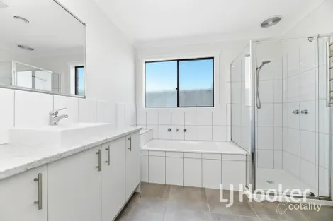 Property photo of 35 Summerhill Drive Pakenham VIC 3810