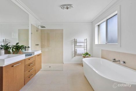 Property photo of 18 Banool Crescent Mount Eliza VIC 3930
