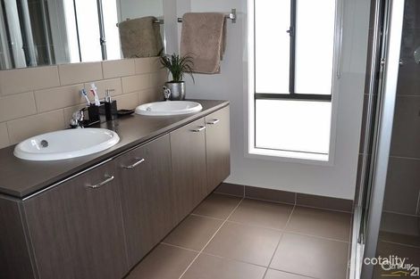 Property photo of 10 Unicorn Street Pakenham VIC 3810