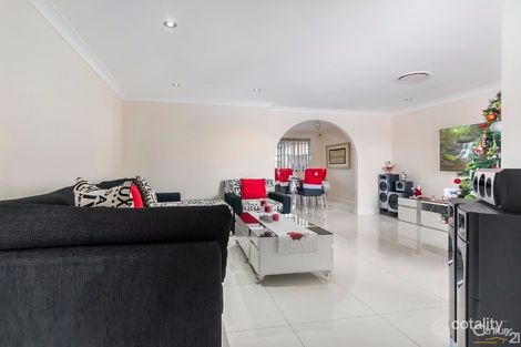 27 Tuncurry St, Bossley Park, NSW 2176