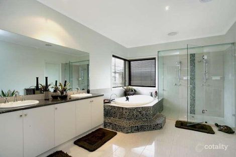 Property photo of 19 Waterside Drive Waterways VIC 3195