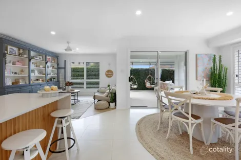 Property photo of 2 Callaway Court Arundel QLD 4214