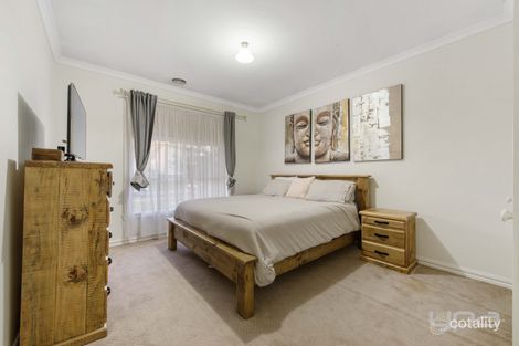 Property photo of 20 Clarendon Wynd Caroline Springs VIC 3023